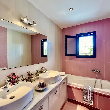 Heart House With Private Pool By Dadovillas Akharavi