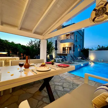 Heart House With Private Pool By Dadovillas * Akharavi